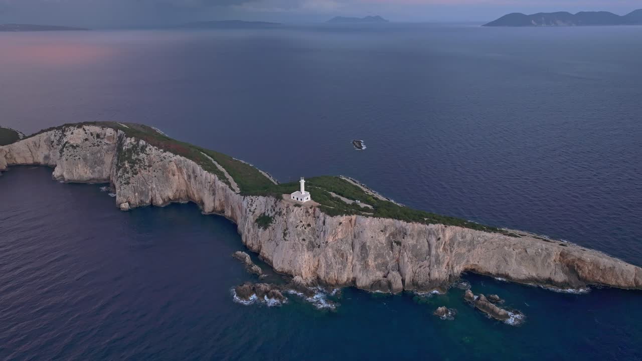 Il crepuscolo cala su Capo Lefkatas con nuvole e luce che svanisce, Lefkada, Grecia