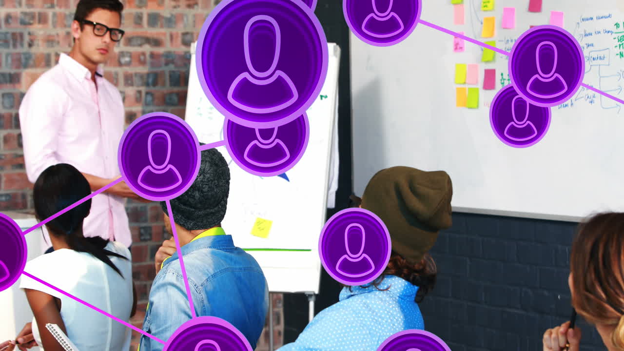 animación de iconos conectados sobre gerente diverso explicando la estrategia a los compañeros de trabajo en la pizarra