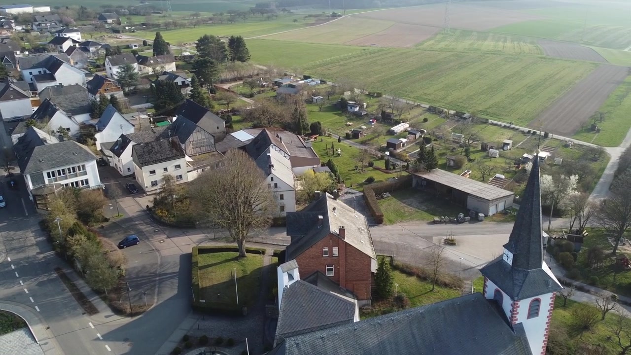 Kirke i en liten landsby