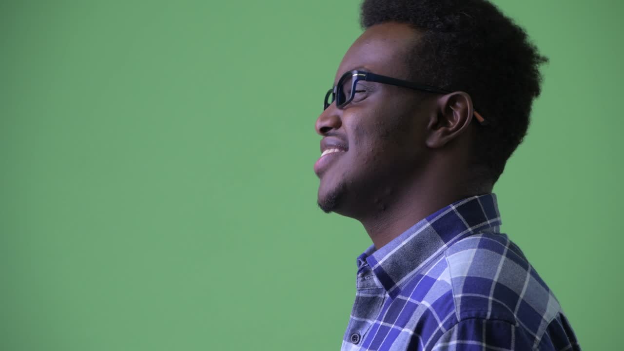 joven hipster africano con cabello afro con gafas