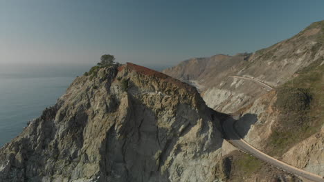 Empuje-Aéreo-De-árbol-Sobre-Roca-En-La-Autopista-Uno-De-La-Costa-De-California