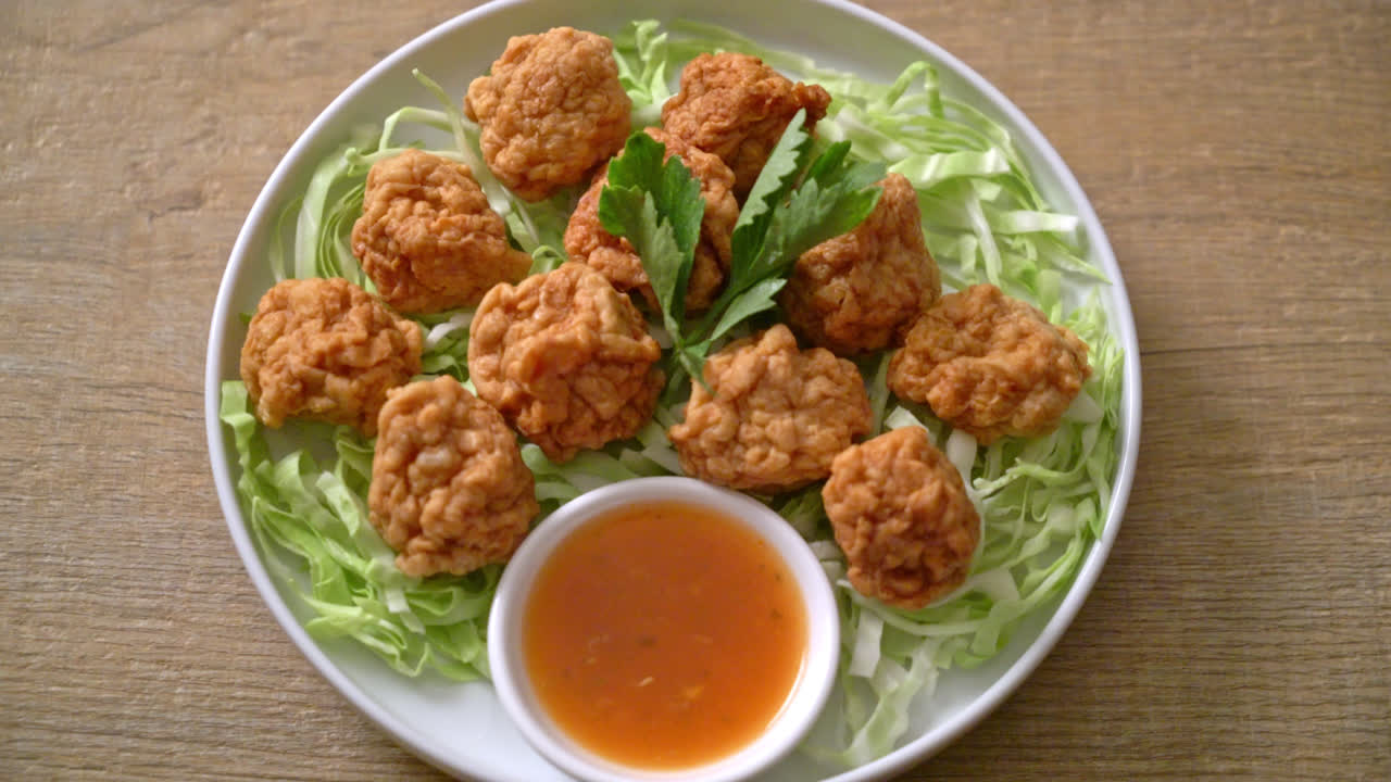 매콤한 디핑 소스를 곁들인 삶은 새우 볼