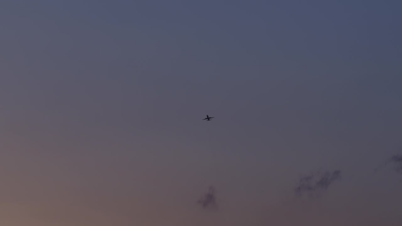 Aereo nel cielo al crepuscolo
