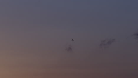 avión en el cielo del crepúsculo