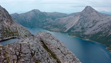 vista aérea del pico de la montaña salberget y el fiordo en flakstadvag, noruega