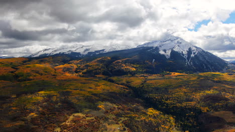 Dramatischer,-Sonniger,-Bewölkter-Herbst,-Espenbaum,-Herbstfarben,-Kebler-Pass,-Luftbild,-Filmische-Drohne,-Schnee-Auf-Gipfeln,-Landschaft,-Crested-Butte,-Gunnison,-Colorado,-Frühherbst,-Rot,-Gelb,-Orange,-Felsige-Berge,-Offenbaren-Sich-Wieder