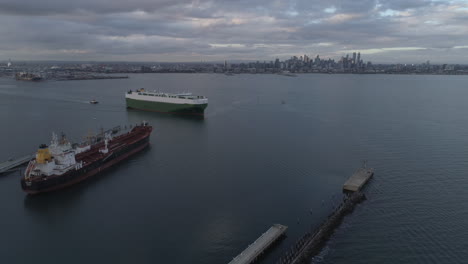 Muelles-Y-Buques-De-Carga-Con-Fondo-De-Horizonte-De-La-Ciudad-Melbourne