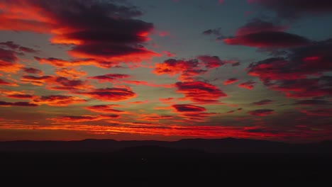 colorida puesta de sol con increíbles colores impresionantes