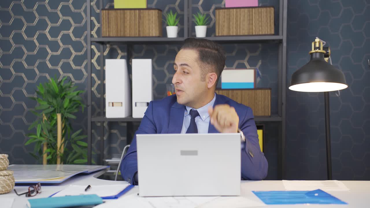 지루하고 불안한 사업가