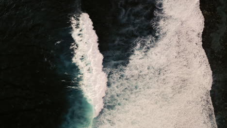 Vista-Aérea-De-Pájaros-De-La-Dramática-Oscuridad-Del-Agua-Del-Océano-Con-Olas-Blancas-Rompiendo