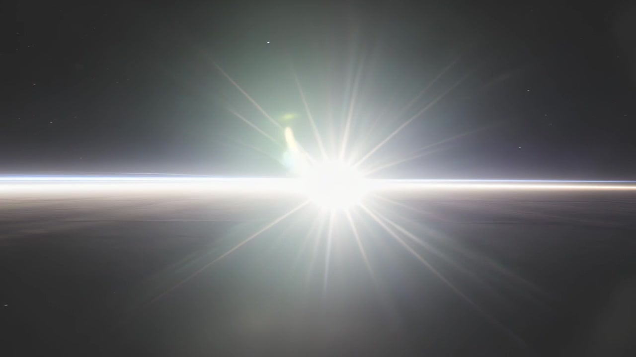 Fonte simile al sole che sorge attraversa il bordo del pianeta con una sottile luminescenza atmosferica da un orbiter, producendo bagliori dell'obiettivo.