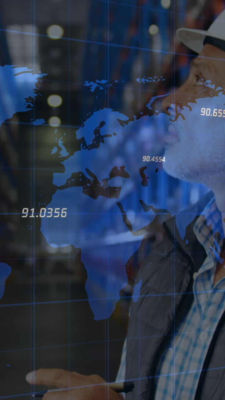 animación del procesamiento de datos financieros y el mapa del mundo sobre el trabajador biracial en el almacén