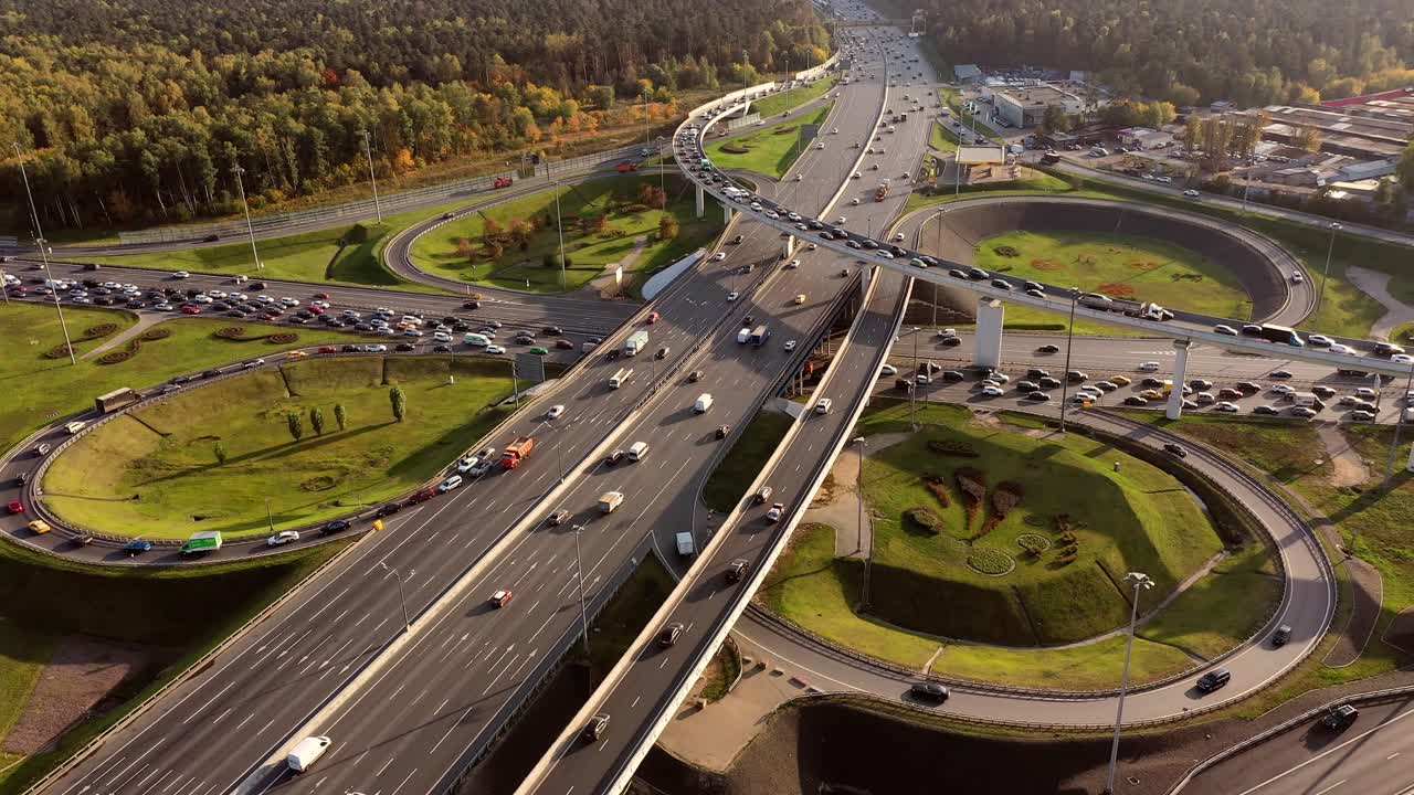 모스크바의 고속도로 교차로 교통 경로의 공중 뷰.
