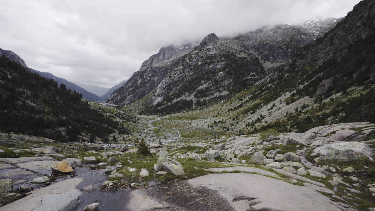 Pemandangan panorama lanskap pegunungan indah di Taman Nasional Aigüestortes, Pyrenees Catalan