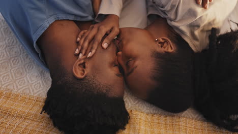 Pareja-Negra-En-La-Cama,-Beso-Y-Amor-íntimo