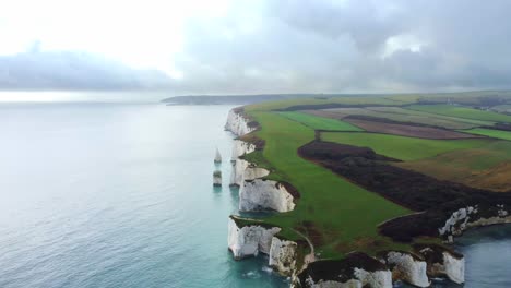 vista aérea de la erosión en la costa jurásica en inglaterra