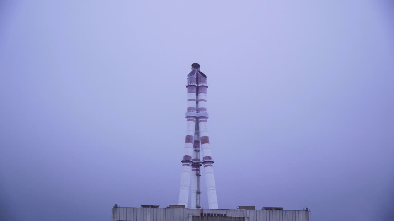 추운 눈 덮인 겨울에 리투아니아의 ignalina 원자력 발전소의 샷