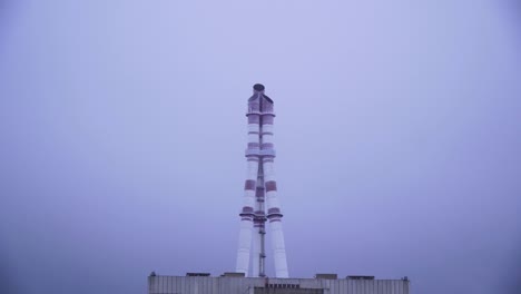 una foto de la central nuclear de ignalina en lituania en un frío invierno nevado