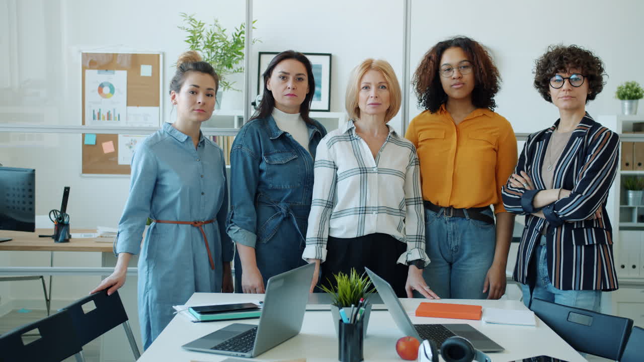 equipo de negocios diverso en una oficina moderna