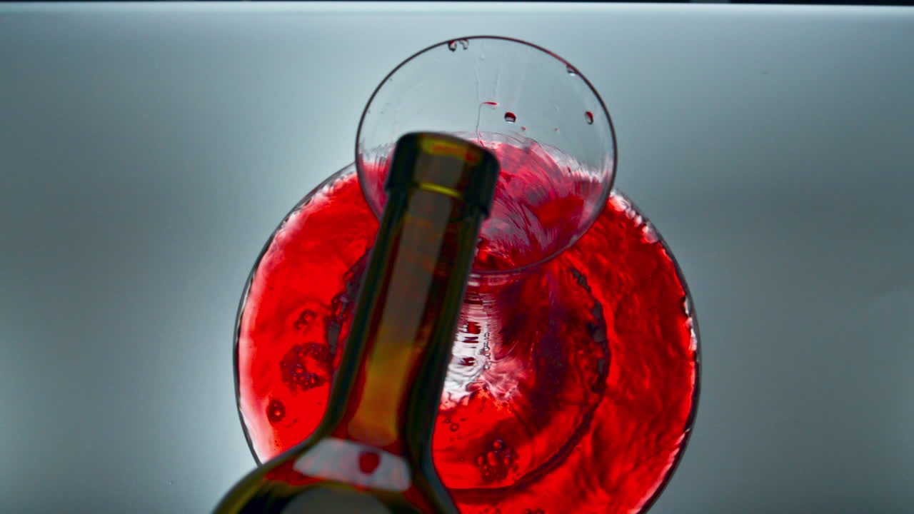 은 와인 스트림 병에서 유리품을 부어. 알코올 음료 채우는 디칸터