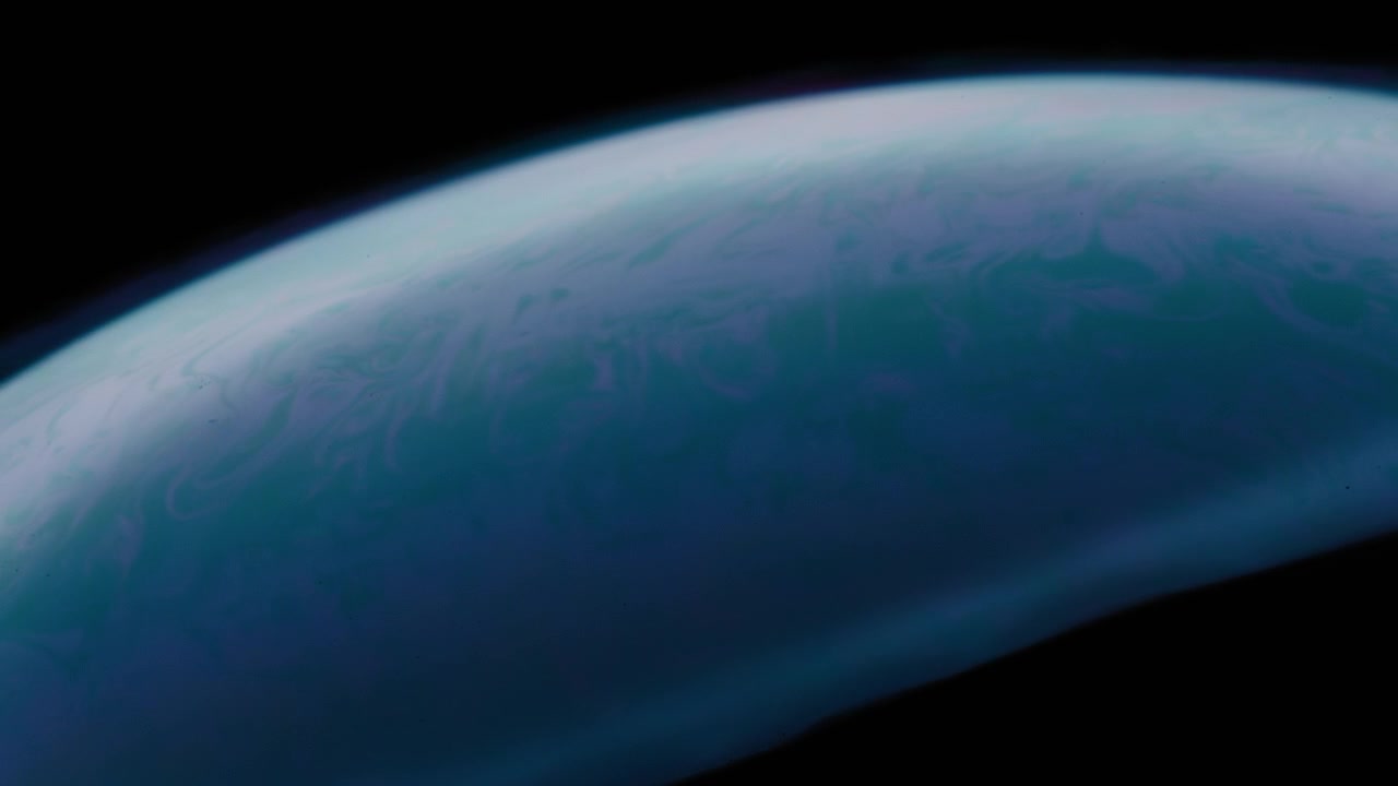 Colori blu della superficie di una bolla di sapone