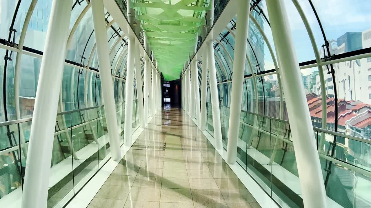 싱가포르 오차드 로드(orchard road)에 있는 오차드 게이트웨이(orchardgateway) 쇼핑몰의 유리 다리 내부 보기