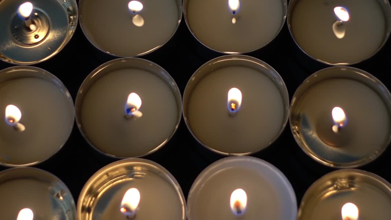 Candele su sfondo nero