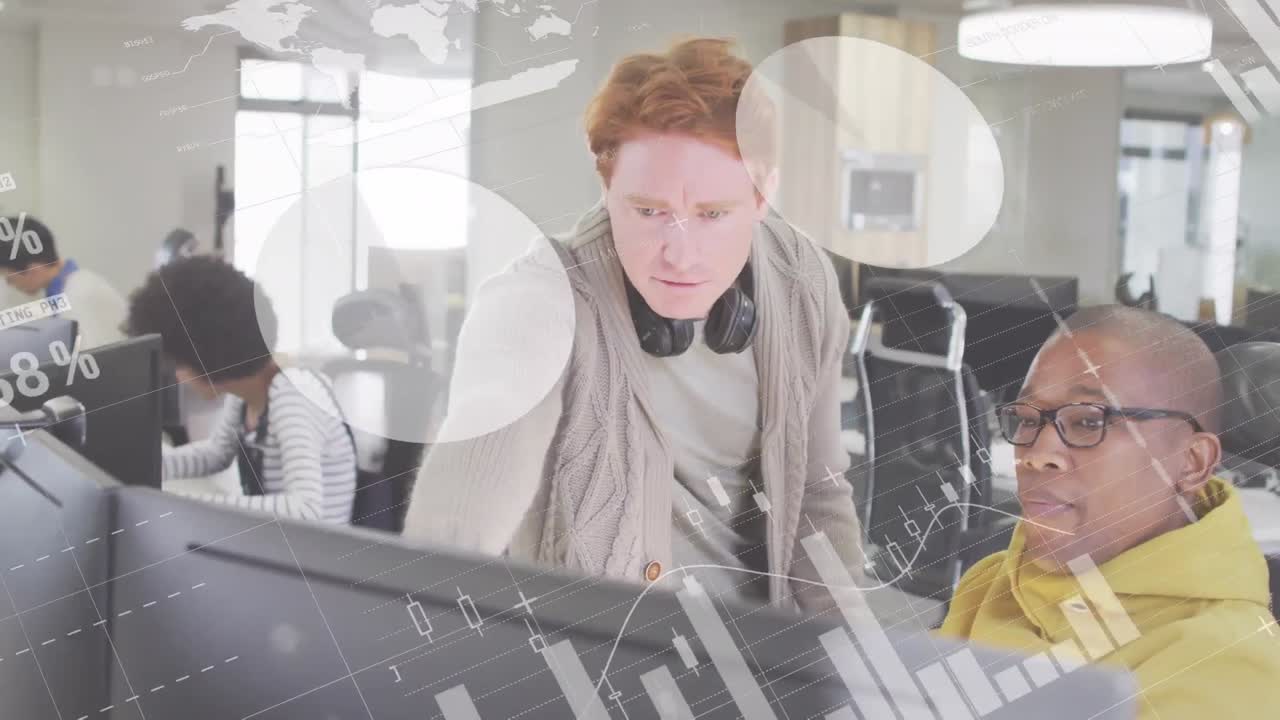 анимация обработки финансовых данных над различными деловыми людьми, работающими в офисе