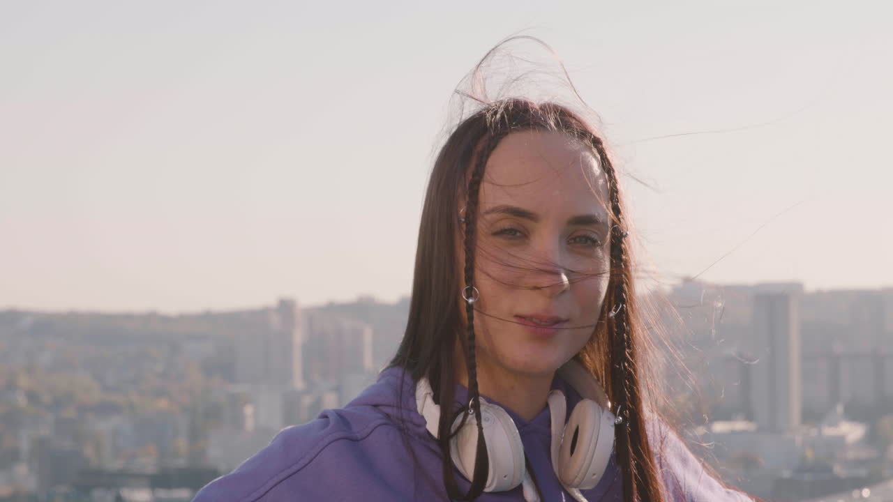 mujer morena en una terraza