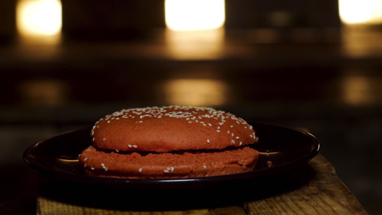 primer plano de un pan de hamburguesa dividido