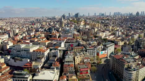 la torre de galata y el puente de galata de vista aérea con un dron desde estambul.
