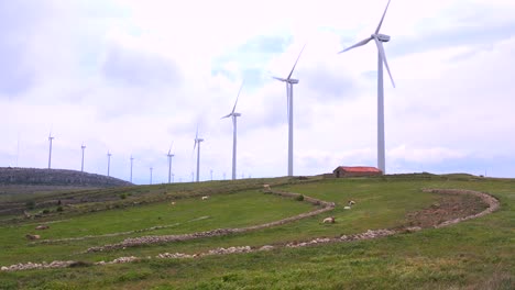 Plano-General-De-Molinos-De-Viento-Que-Generan-Electricidad-Cerca-De-Pueblos-Tradicionales-En-España