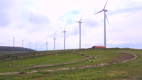 plano general de molinos de viento que generan electricidad cerca de pueblos tradicionales en españa