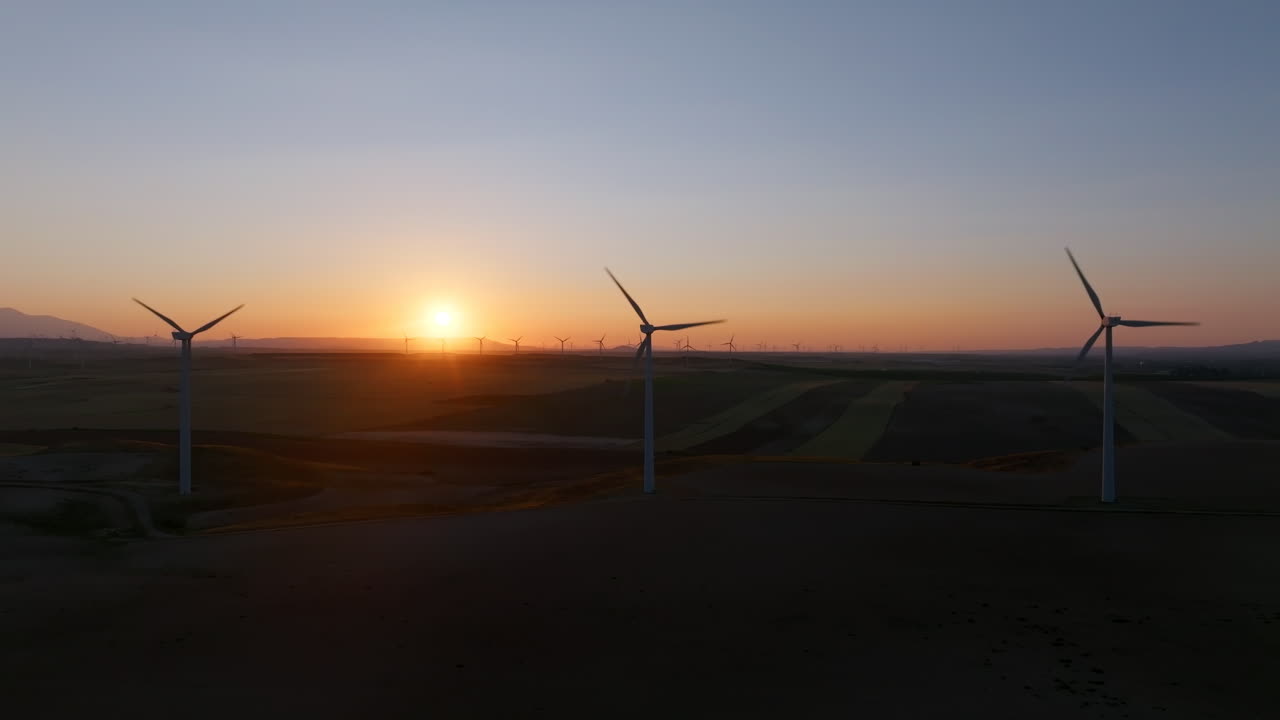 parque eólico al amanecer o al atardecer