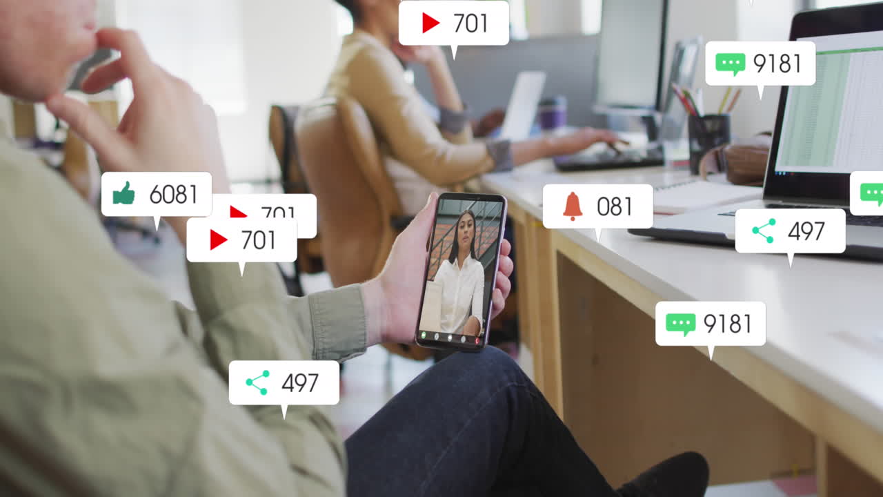 여러 알림 바의 애니메이션, 다양한 여성들이 드폰을 통해 비디오 통화로 토론합니다.