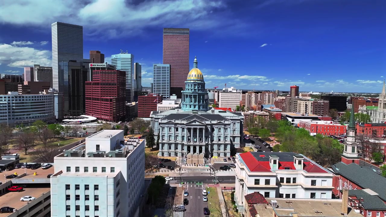 Downtown Denver solrig smuk forårsmorgen blå himmel Civic Center Park Colorado Capitol-bygningen luftdroneudsigt skyskrabere høje bygninger biltrafik bybillede gader Capitol Hill fremad.