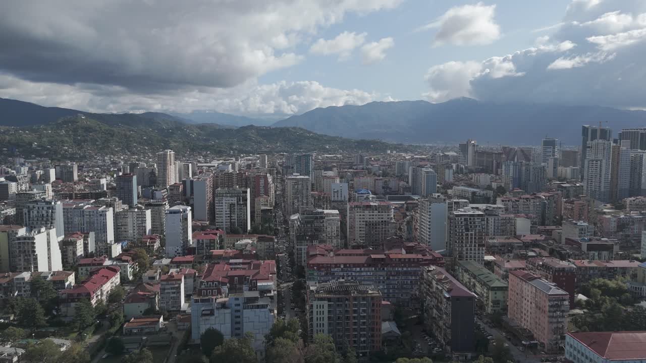 Riprese cinematografiche diurne con drone dello skyline e dei grattacieli di Batumi