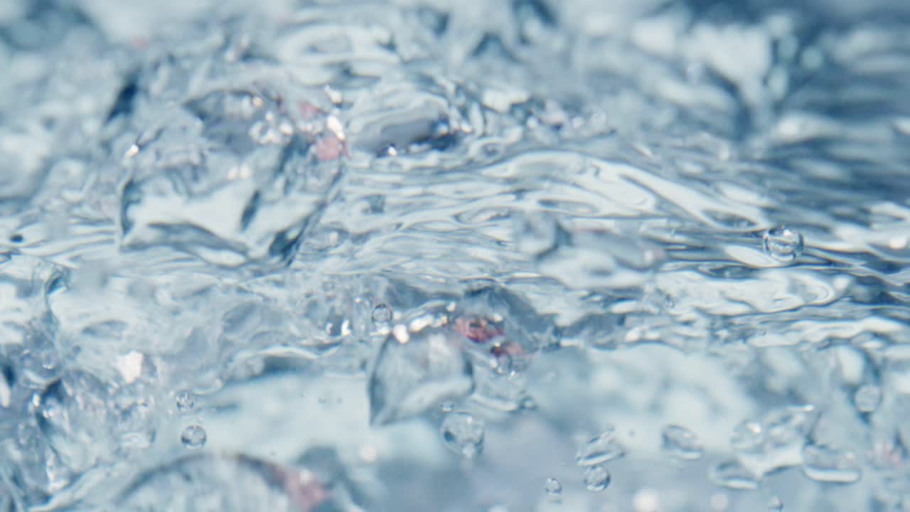 움직이는 물에서 거품이 상승합니다.