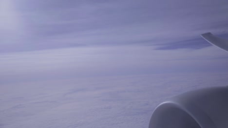disparo desde la ventana del avión con mucho cielo azul y algunas nubes.