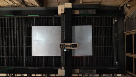 el concepto de fábrica 3d es una línea de ensamblaje robótica automatizada que produce acero de alta tecnología de vanguardia para transportadores industriales utilizados en construcción, construcción y soldadura.