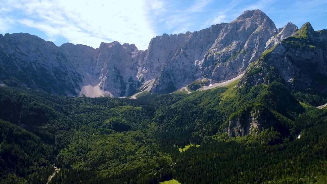 lago de fusine superior, alpes italianos. vuelos aéreos de aviones no tripulados.
