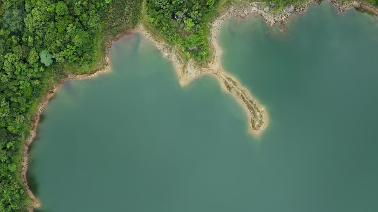 vista asombrosa del cráter del lago danao en filipinas - toma aérea