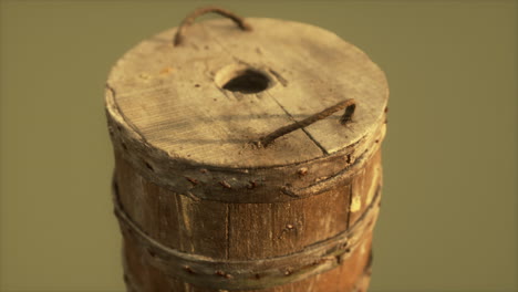 viejo cubo de madera oxidado usado