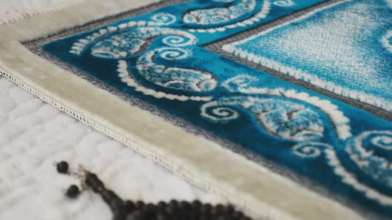 tappeto di preghiera, tappetino di preghiera e islam, disposti per l'adorazione nella stanza di una casa, tappeto di preghiera e perline di preghiera per l'adorazione,