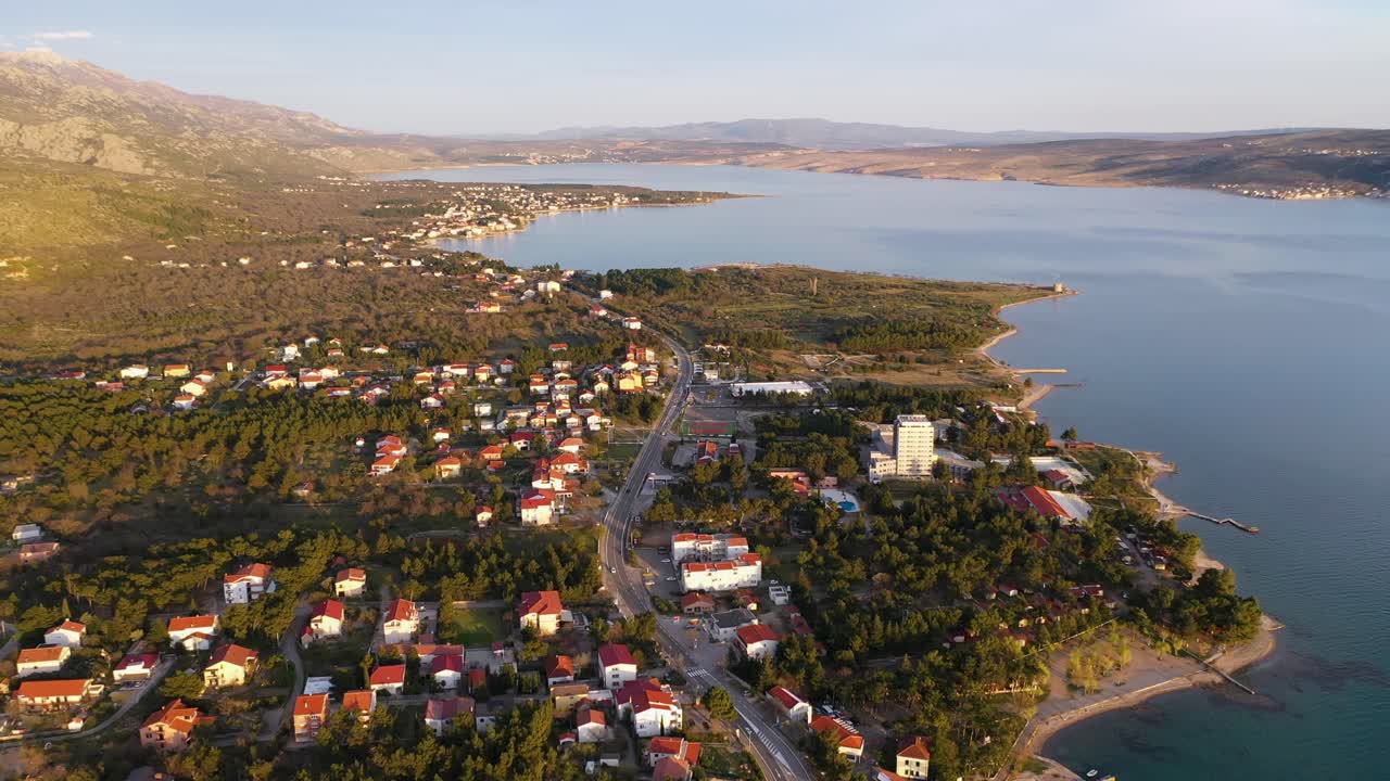 municipio de starigrad con mar adriático al pie de la cordillera de velebit en croacia