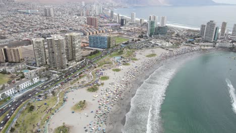 Luftaufnahme-Von-Iquique,-Chile,-Uferpromenade-Und-Strand-Am-Pazifischen-Ozean-Am-Nachmittag