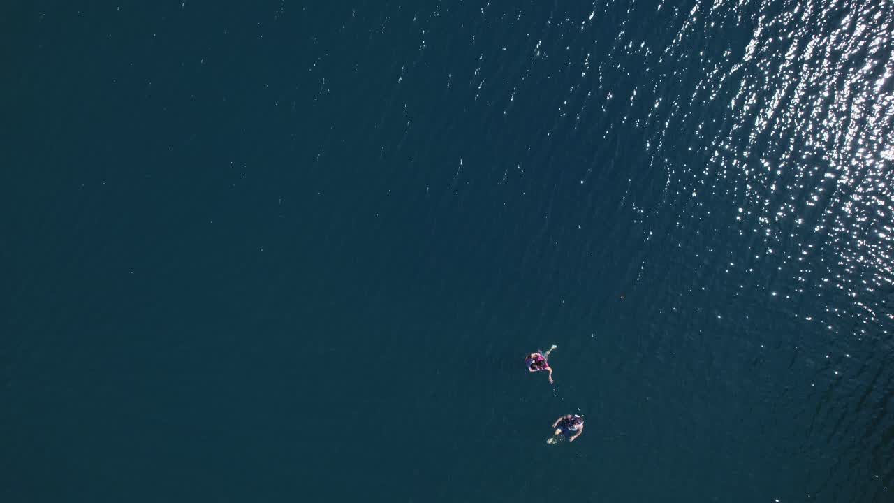 석호에서 수영하는 사람들