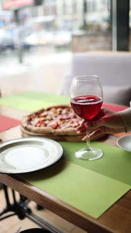 pizza y vino en un restaurante