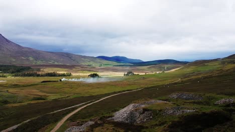 timelapse de drones de fuego en el paisaje montañoso de las tierras altas de escocia