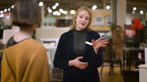 el vendedor da la bienvenida al cliente en la tienda, preguntándole sobre sus intereses de compra